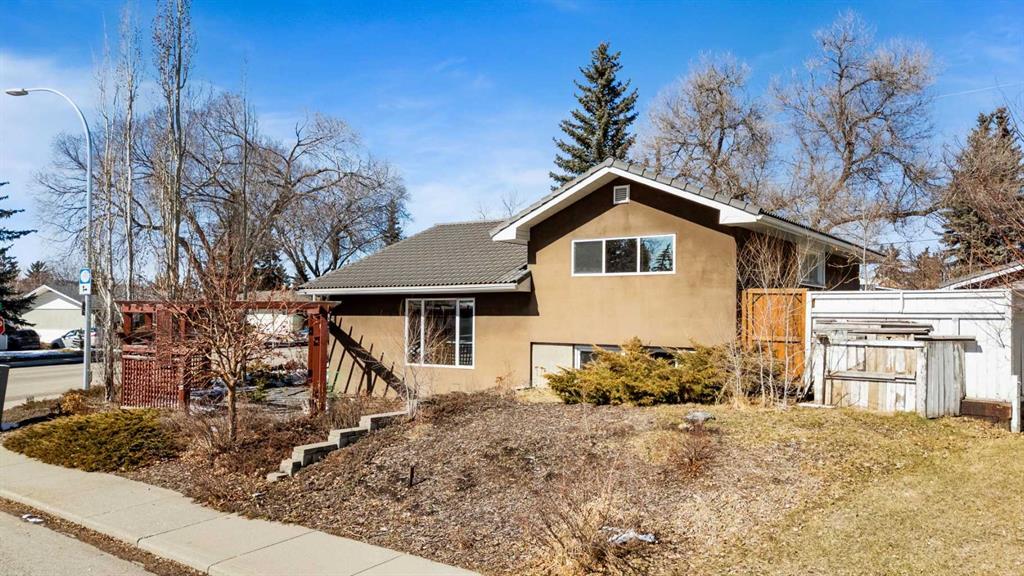 Xxxx Grove Hill Road Sw Calgary Alberta T3E 4E9 Glendale Details