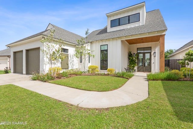 221 Redfern Street, Lafayette