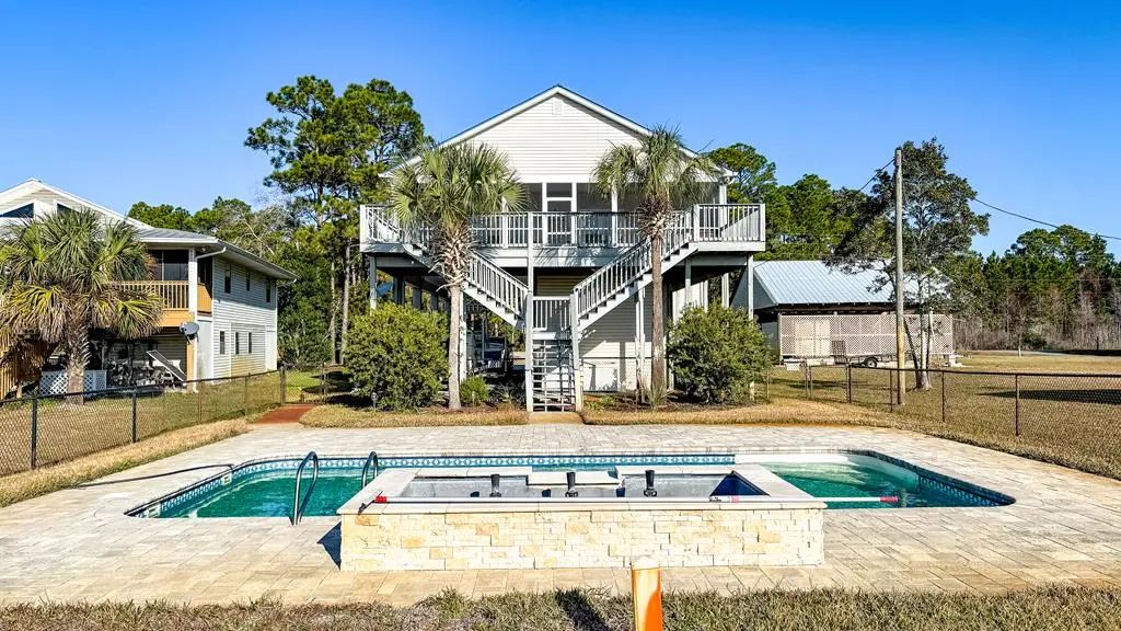 387 River Rd, Carrabelle