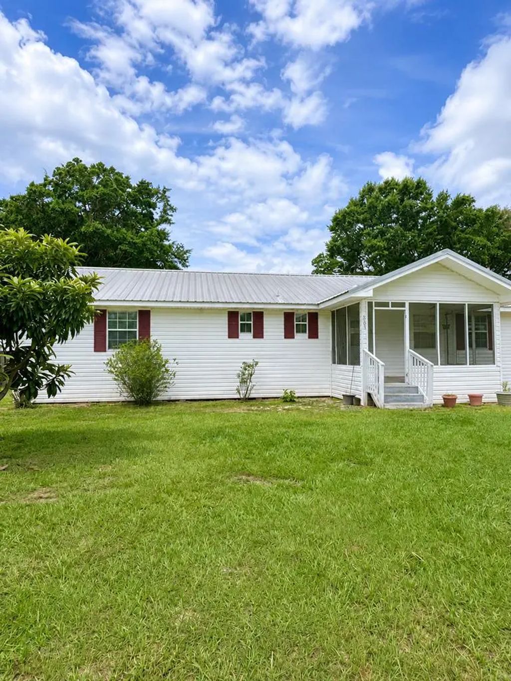 205 Riverview Dr, Wewahitchka
