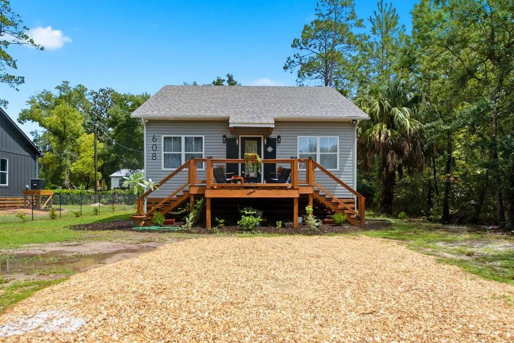 608 W 10th St, Carrabelle