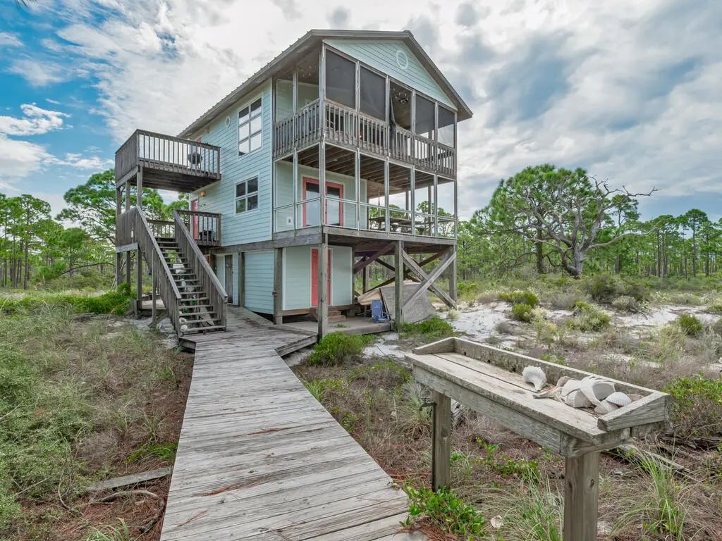 669 Bay Dr, Carrabelle