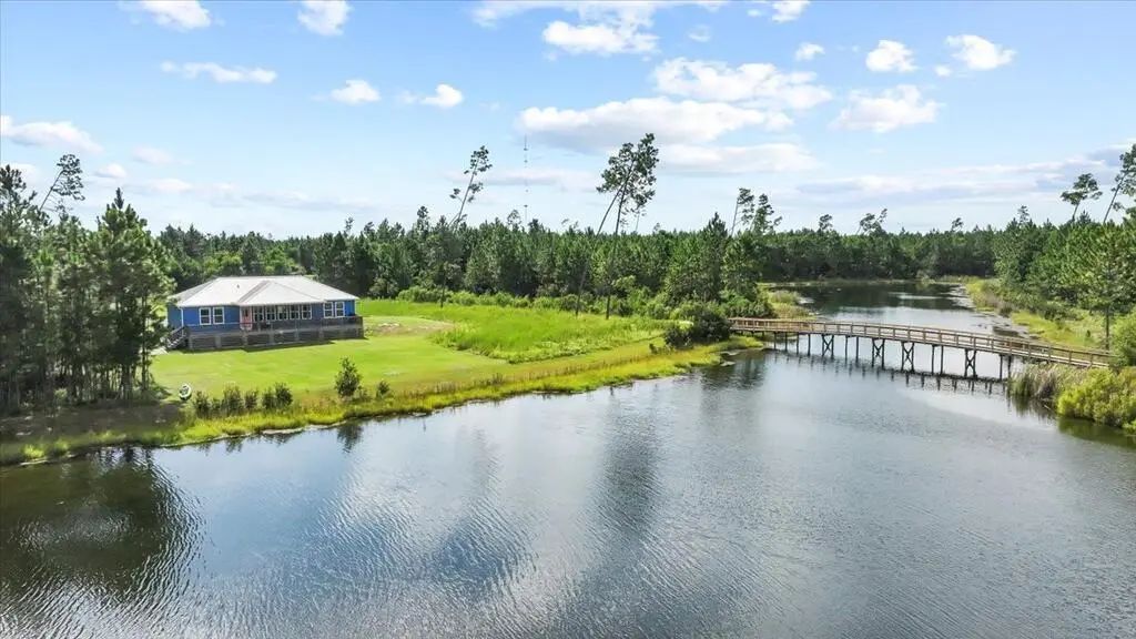 106 Calm Water Cir, Wewahitchka