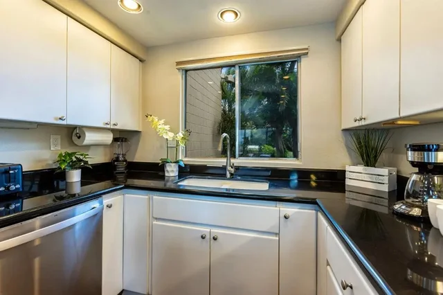 Listing Image for 70 Hauoli St 220 18 of 50