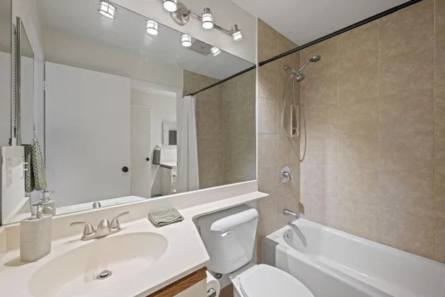 Listing Image for 140 Uwapo Rd 43-202 18 of 30