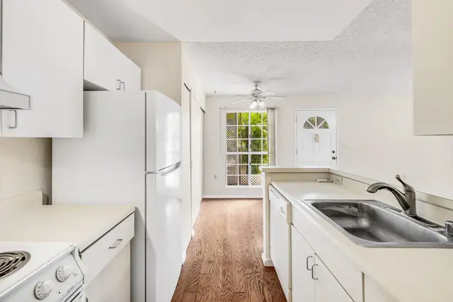 Listing Image for 160 Keonekai Rd 8-102 14 of 44