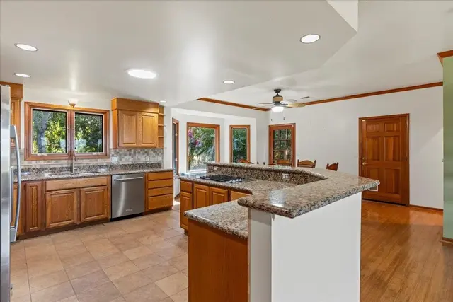 Listing Image for 37 Manu St 13 of 50