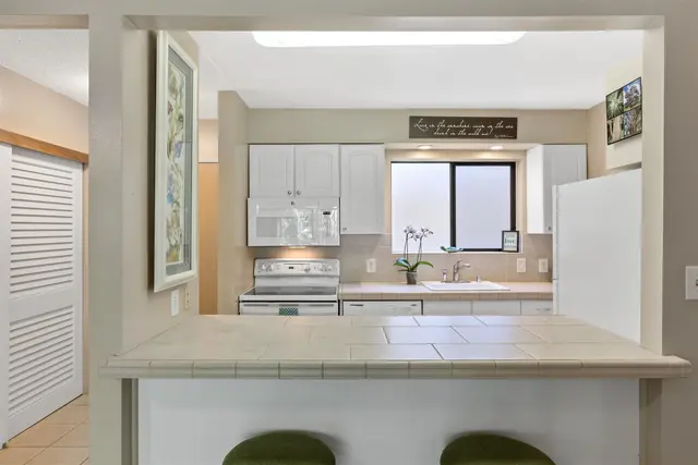 Listing Image for 280 Hauoli St B-17 28 of 50