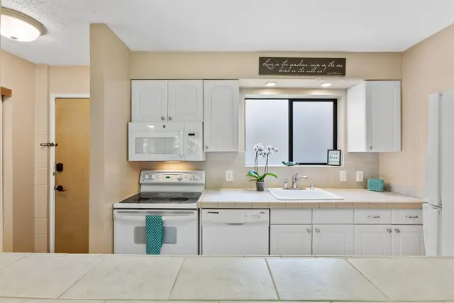 Listing Image for 280 Hauoli St B-17 29 of 50