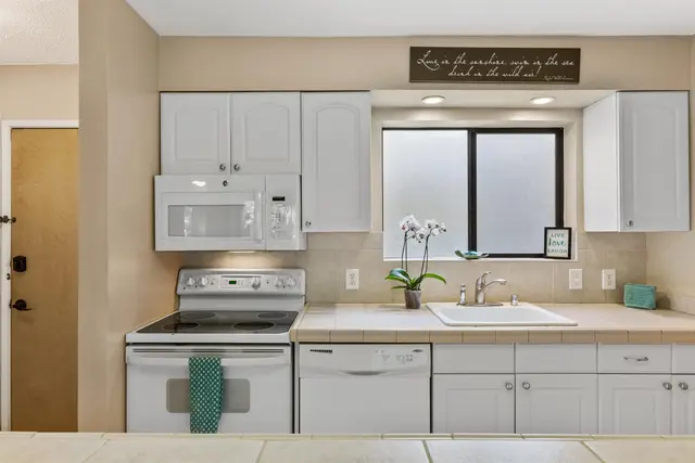 Listing Image for 280 Hauoli St B-17 30 of 50
