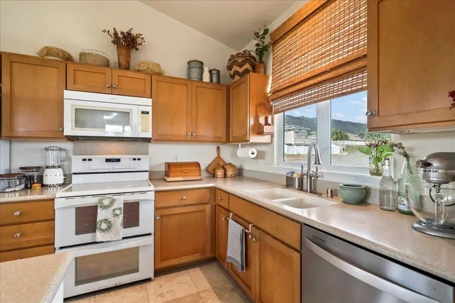 Listing Image for 668 Komo Ohia St 6 of 39