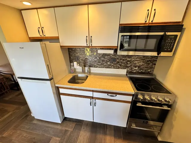 Listing Image for 255 Kepuhi Pl 18a02 6 of 28