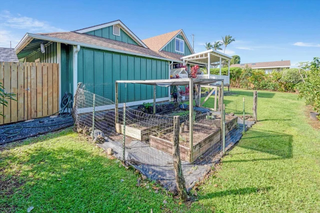 Listing Image for 51 Kanoenoe Loop 36 of 50