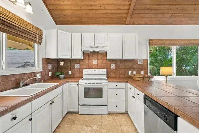 Listing Image for 1210 Uluniu Rd Unit 1 16 of 50