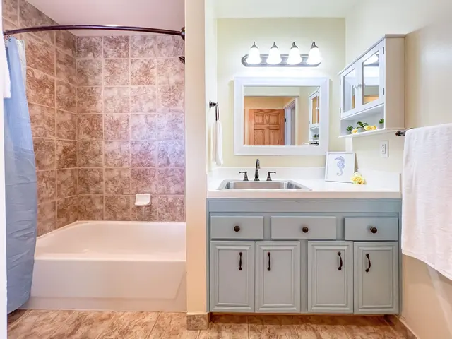 Listing Image for 40 Huina Pl 12 of 30