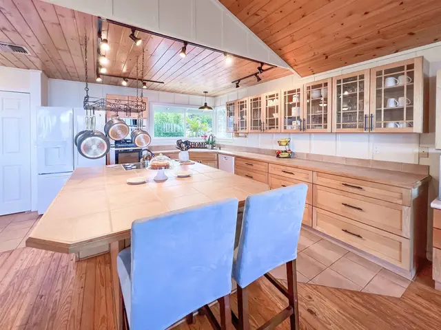 Listing Image for 40 Huina Pl 16 of 30