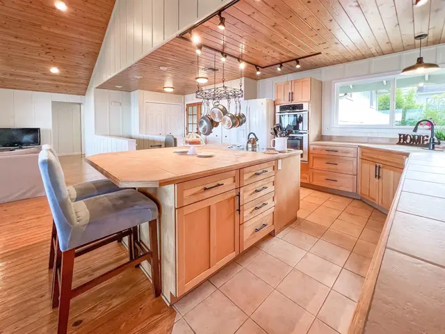 Listing Image for 40 Huina Pl 17 of 30