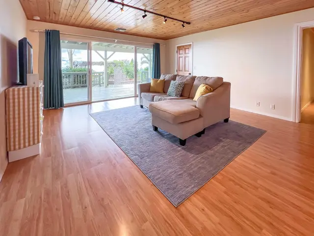 Listing Image for 40 Huina Pl 18 of 30
