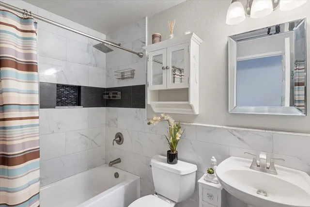 Listing Image for 15 Kulanihakoi St 17e 33 of 43