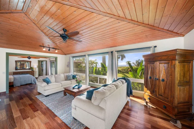 Listing Image for 2944 Kalua Koi Rd 25 of 47