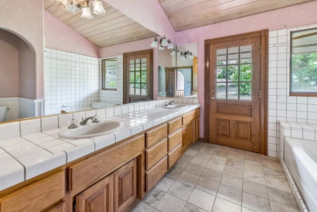 Listing Image for 3919 Waakaula Pl 34 of 44