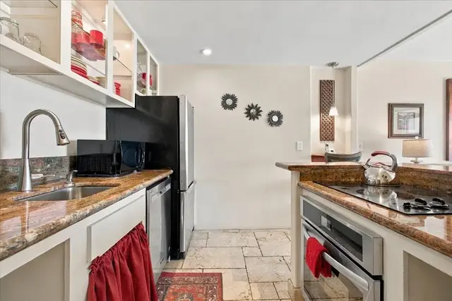 Listing Image for 300 Hauoli St B8 13 of 42