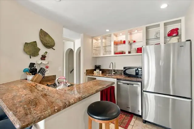 Listing Image for 300 Hauoli St B8 19 of 42