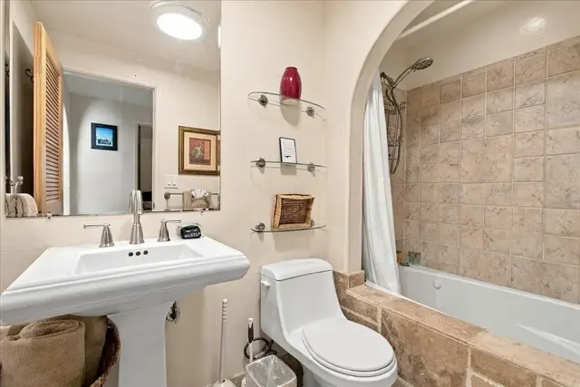 Listing Image for 300 Hauoli St B8 27 of 42