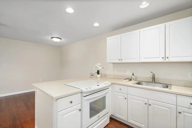 Listing Image for 160 Keonekai Rd 14-202 8 of 21