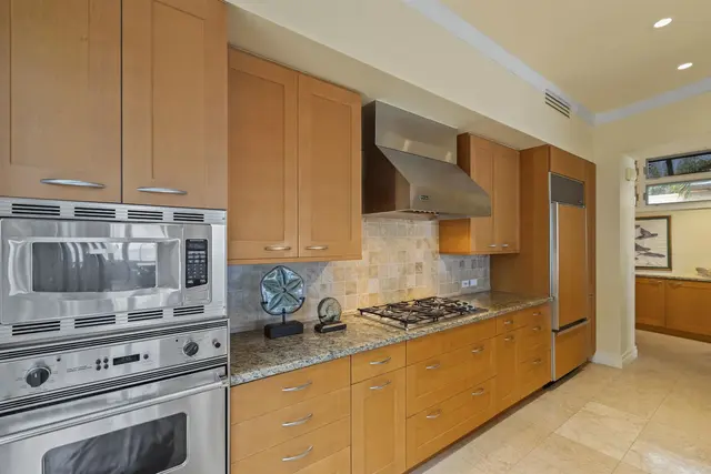 Listing Image for 32 Coconut Grove Ln 32 20 of 47