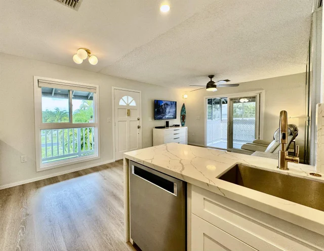 Listing Image for 160 Keonekai Rd 16-202 9 of 31