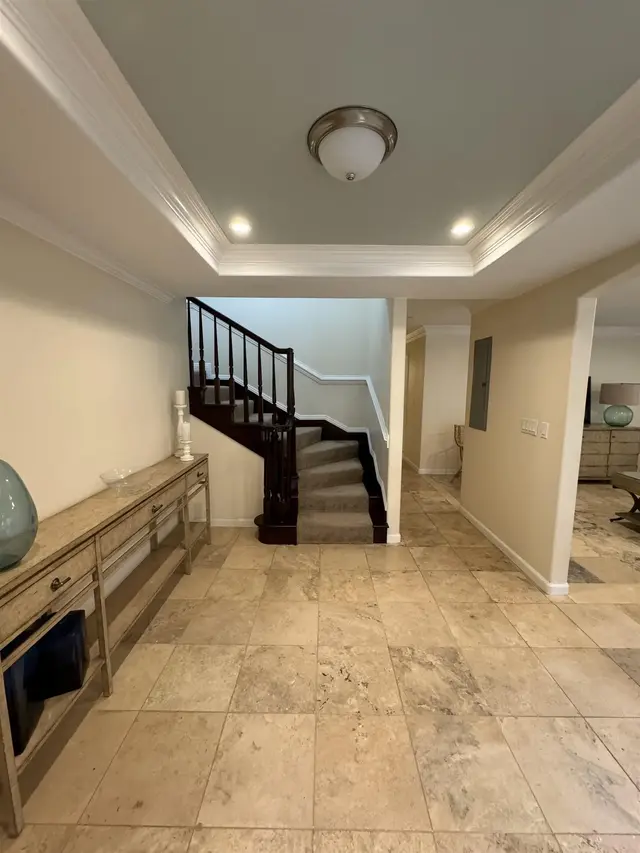 Listing Image for 912 N Niheu Pl 8 of 50