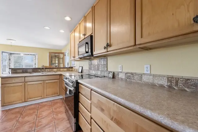 Listing Image for 916 Upalu St 6 of 39