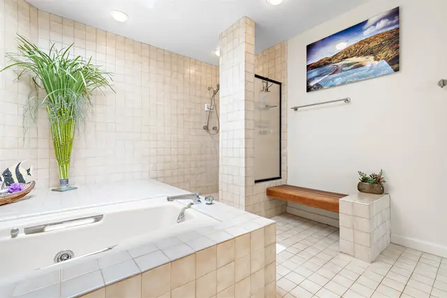 Listing Image for 50 Puu Anoano St 1004 27 of 38