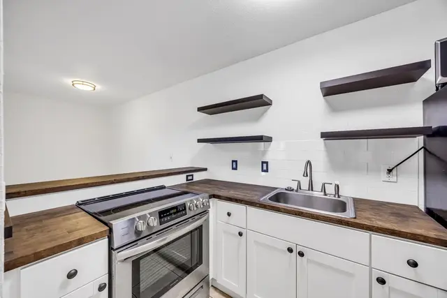 Listing Image for 160 Keonekai Rd 12-106 9 of 25