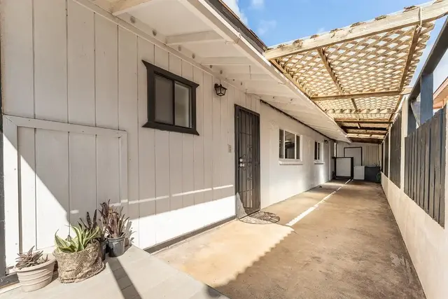 Listing Image for 923 N Niheu Pl 44 of 50