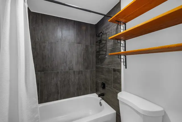 Listing Image for 2180 Vineyard St 300 10 of 18
