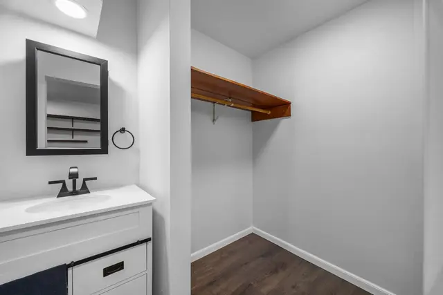 Listing Image for 2180 Vineyard St 300 11 of 18