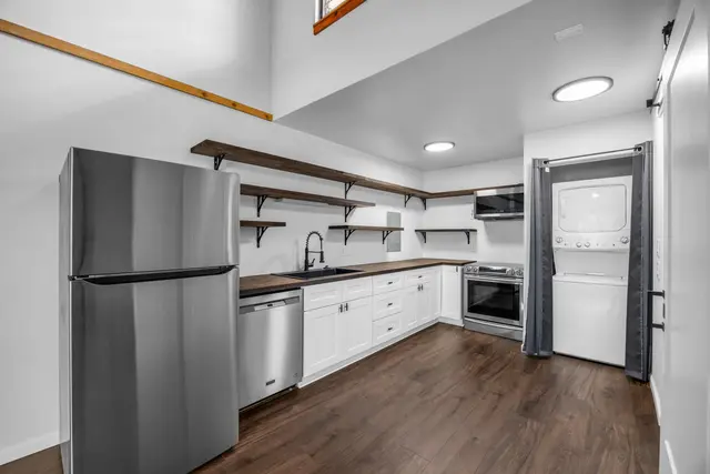 Listing Image for 2180 Vineyard St 300 2 of 18