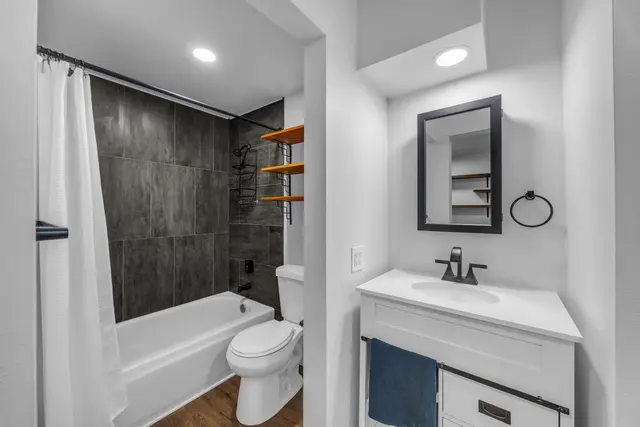 Listing Image for 2180 Vineyard St 300 5 of 18