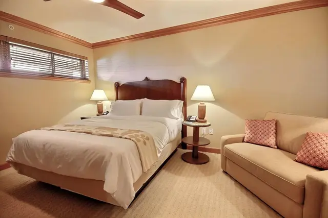 Listing Image for 200 Nohea Kai Dr 2-up 51-52 11 of 15