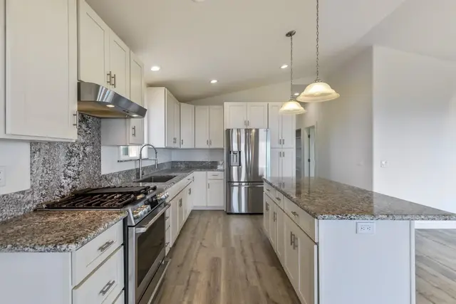 Listing Image for 717 Lower Kimo Dr B 14 of 50