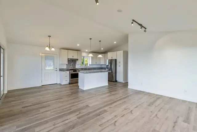 Listing Image for 717 Lower Kimo Dr B 35 of 50