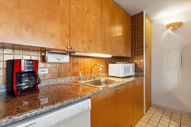 Listing Image for 150 Hauoli St 200 19 of 37