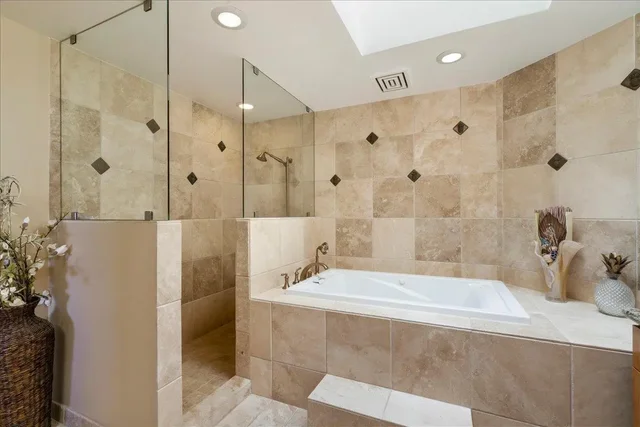 Listing Image for 50 Puu Anoano St 2204 29 of 45