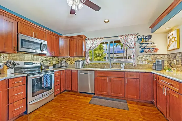 Listing Image for 32 Kuuhale Pl 1 of 28