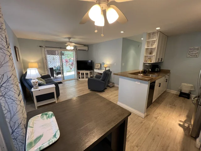 Listing Image for 160 Keonekai Rd 6-102 11 of 50