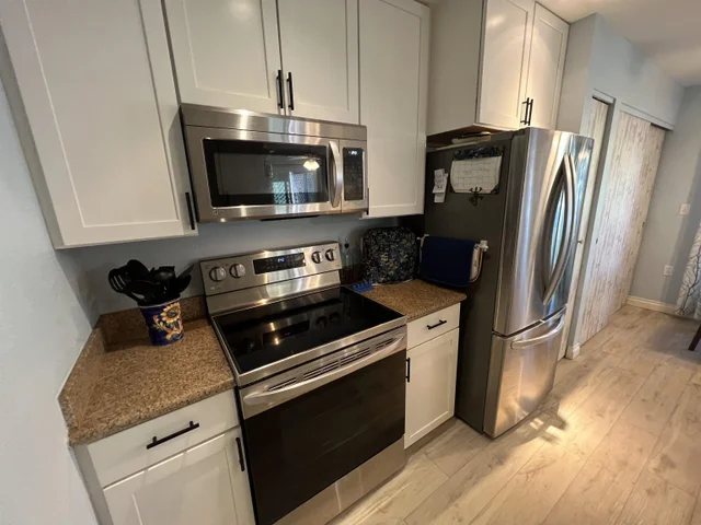 Listing Image for 160 Keonekai Rd 6-102 17 of 50