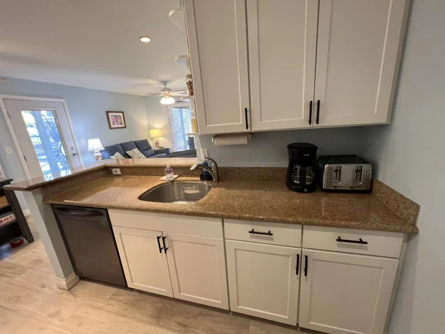 Listing Image for 160 Keonekai Rd 6-102 18 of 50