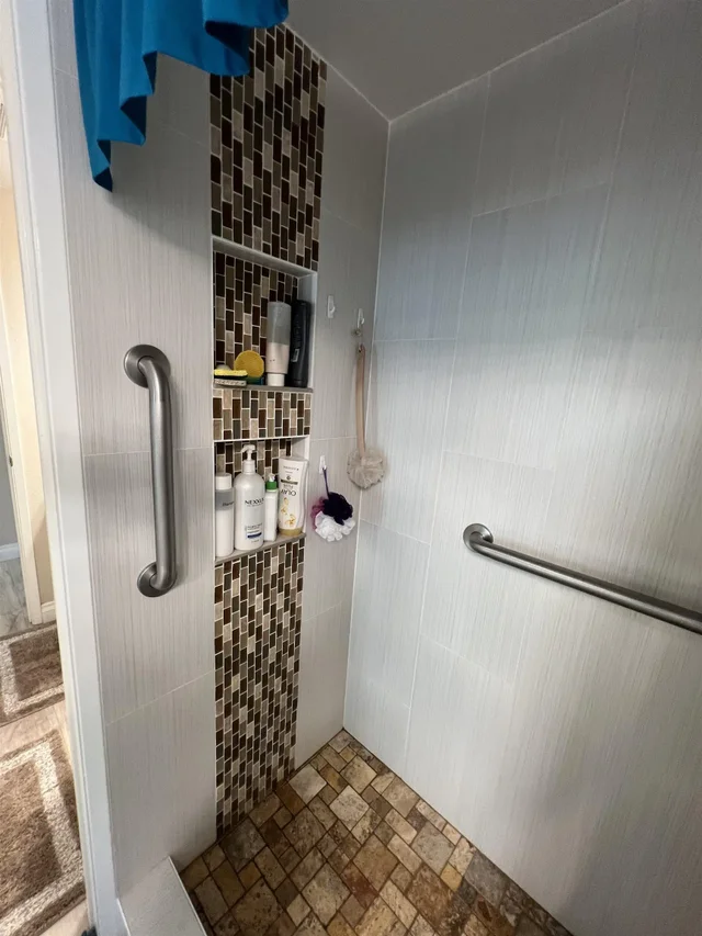 Listing Image for 160 Keonekai Rd 6-102 25 of 50